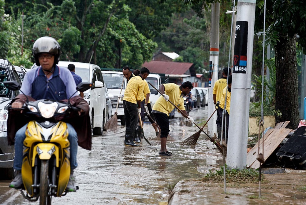 MBPP workers clear debris and flood water along Jalan P.Ramlee in the wake of a flash floods in George Town July 30, 2018. u00e2u20acu201d Picture by Sayuti Zainudin