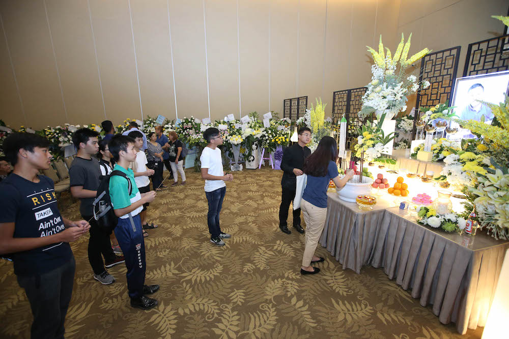 Well-wishers offering their final respects to Eddie Ng during his wake at Xiao En Centre, Cheras July 21, 2018. u00e2u20acu201d Picture by Azinuddin Ghazali