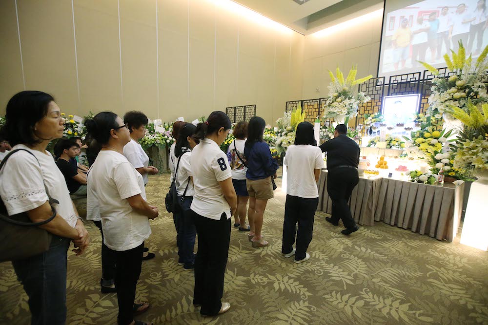 Well-wishers offering their final respects to Eddie Ng during his wake at Xiao En Centre, Cheras July 21, 2018. u00e2u20acu201d Picture by Azinuddin Ghazali