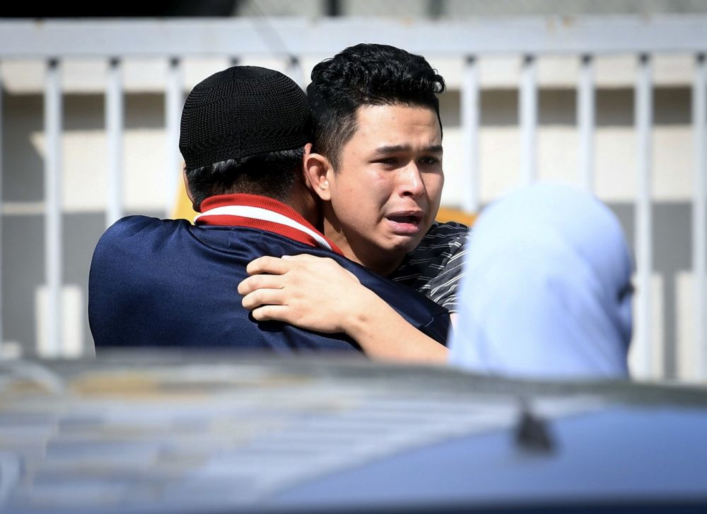 Bapa kepada bayi Adam Rayqal, Mohd Sufi Naeif Mohd Pauzi ditenangkan oleh ahli keluarga di Institut Perubatan Forensik Negara, hari ini. u00e2u20acu201d Foto Bernama