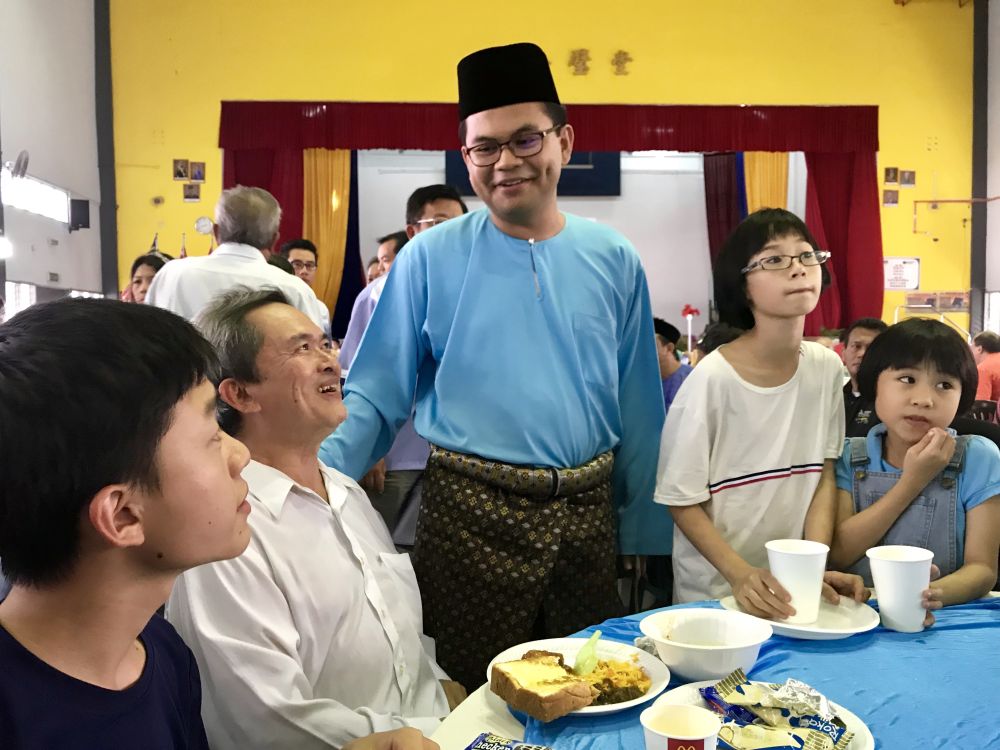 Johor Baru MP Akmal Nasrullah Mohd Nasir with visitors at the parliamentary-level Hari Raya Aidilfitri open house at SJKC Foon Yew 1 in Kebun Teh, Johor Baru today. u00e2u20acu201d Picture by Ben Tan