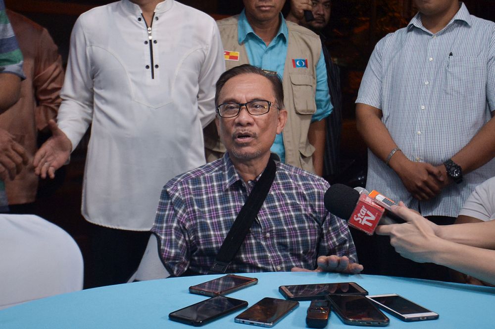 Datuk Seri Anwar Ibrahim speaks to reporters in Setia Alam, Shah Alam July 31, 2018. u00e2u20acu2022 Picture by Mukhriz Hazim
