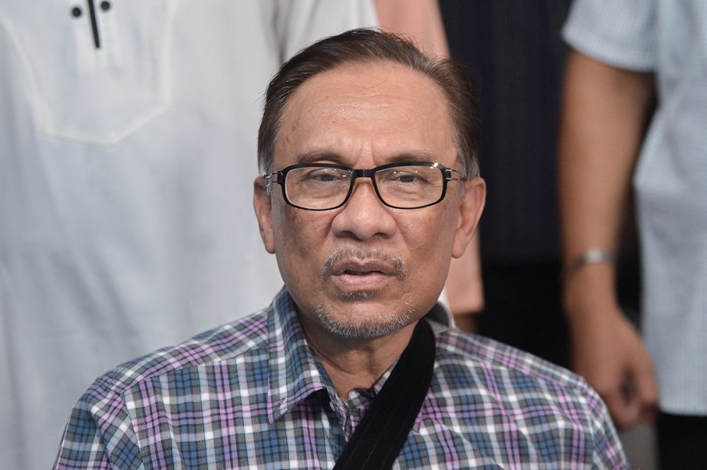 Datuk Seri Anwar Ibrahim speaks to reporters in Setia Alam, Shah Alam July 31, 2018. u00e2u20acu2022 Picture by Mukhriz Hazim