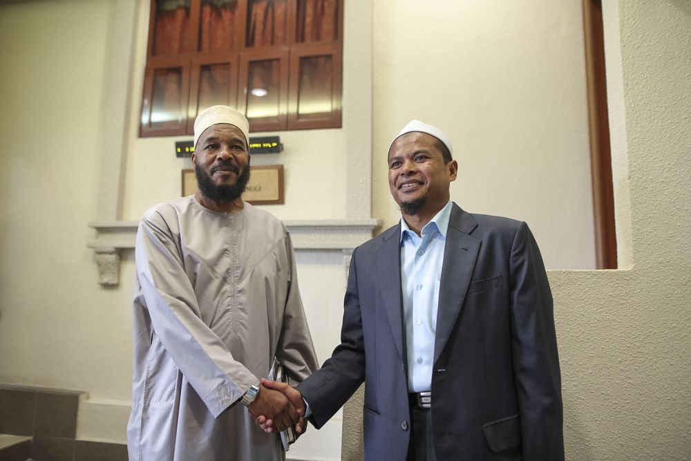 Canadian preacher Abu Ameenah Bilal Philips (left) settled his defamation lawsuit against local preacher Zamihan Mat Zin (right) at the Kuala Lumpur High Court July 31, 2018. u00e2u20acu2022 Picture by Azneal Ishak