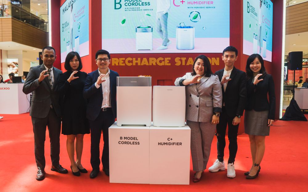 (Left to right) Hazman bin Zakaria, Tan Lee Foon, Mak Wai Hong, Queenie Goh, Nick Chin, and Shirley Khoo posing with the latest Cuckoo air purifier models. u00e2u20acu201d Picture courtesy of Cuckoo