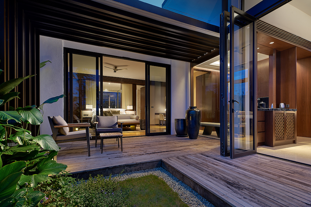 The spacious and airy room. 