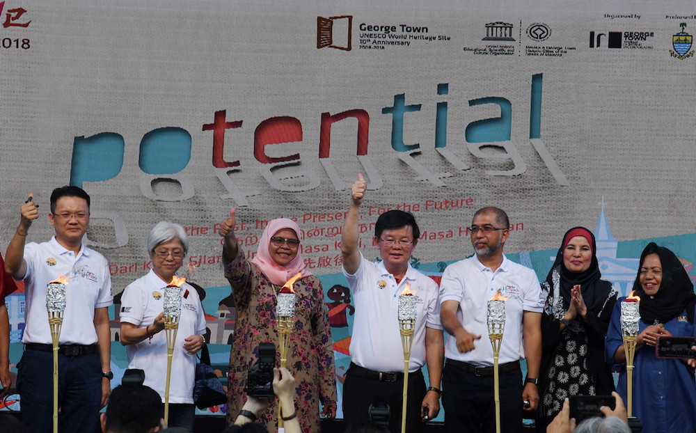 Chief Minister Chow Kon Yeow (4th right) officiates the George Town Unesco World Heritage Site 10th Anniversary Celebration and George Town Heritage Celebration 2018 in George Town July 7, 2018. u00e2u20acu201d Bernama pic