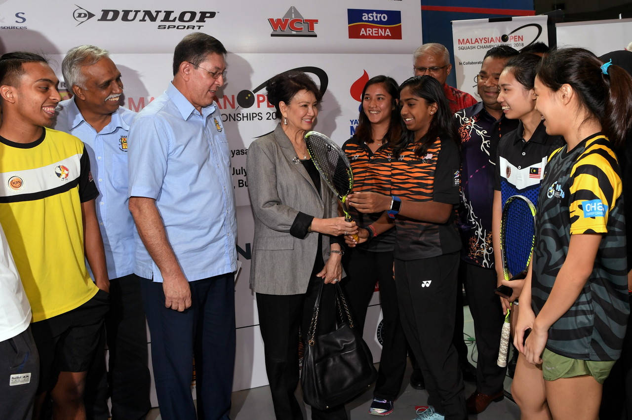 SRAM president Nik Razeen Daud (third left) and Yayasan MRCB chairperson Datin Jasmine Abdullah Heng (fourth left) speak with the national squash players after a press conference in Kuala Lumpur July 10, 2018. u00e2u20acu201d Bernama pic