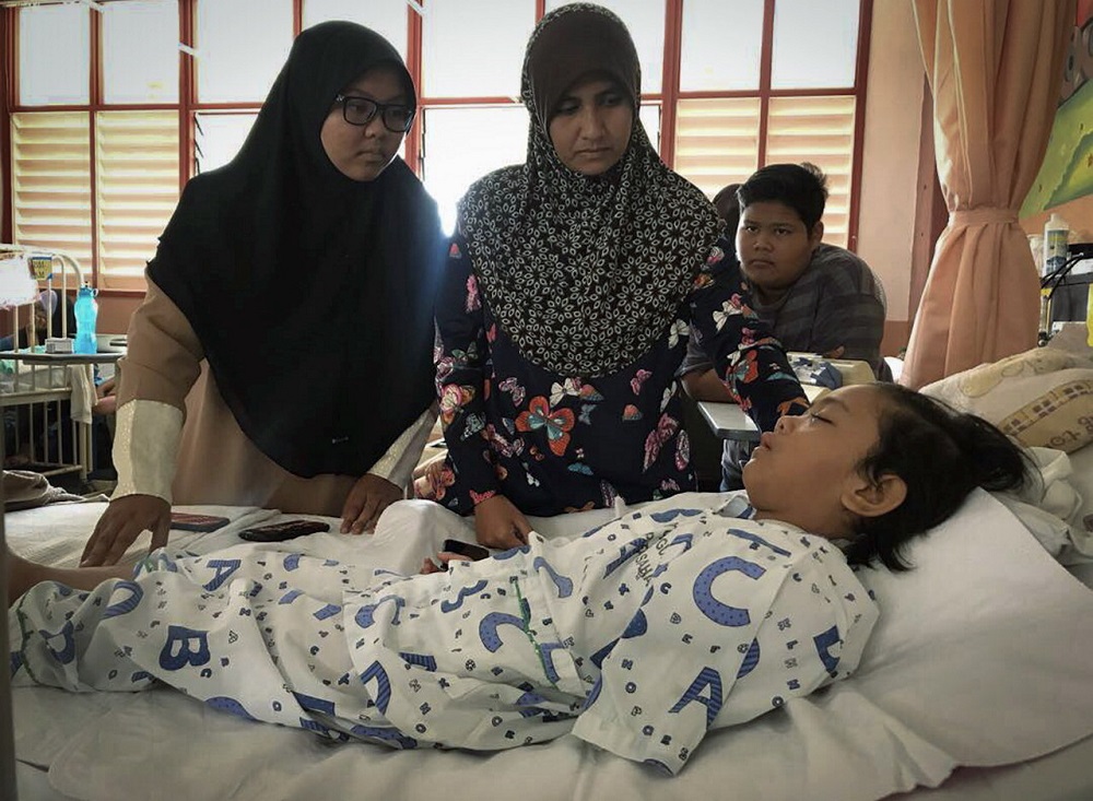 Nur Zulaikha Khumaira dirawat di Hospital Sultanah Nur Zahirah berikutan lengan kirinya putus akibat tersangkut pada rim tayar motosikal. u00e2u20acu2022 Foto Bernama