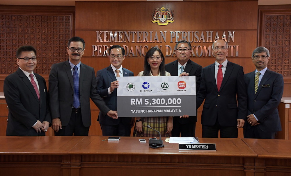 Primary Industries Minister Teresa Kok holds the mock cheque for RM5.3 million, as contributed by four palm oil industry players to Tabung Harapan, in Putrajaya July 20, 2018. u00e2u20acu201d Bernama pic