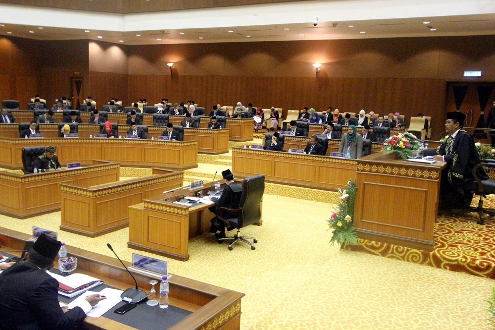 Datuk Hamdan Bahari (kanan) mempengerusikan Persidangan Pertama DUN Perlis ke-14 di Kompleks DUN, 24 Julai 2018.  u00e2u20acu201d Foto Bernama