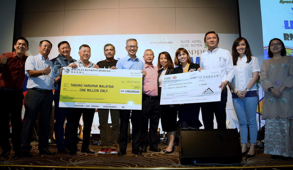 Tony Pua poses for photos with representatives of shipping and logistics companies in Port Klang, together with mock checks for Tabung Harapan, in Shah Alam July 25, 2018. u00e2u20acu201d Bernama pic