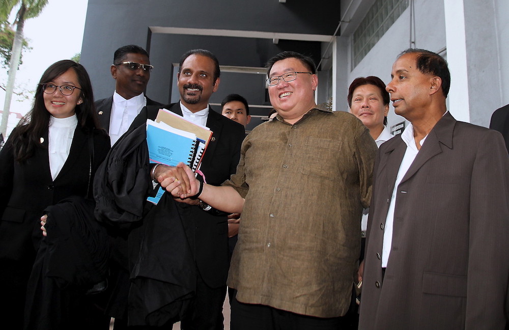 Thomas Su Keong Siong shakes hands with his lead counsel Ramkarpal Singh at the Sessions Court in Ipoh July 27, 2018. u00e2u20acu201d Bernama pic