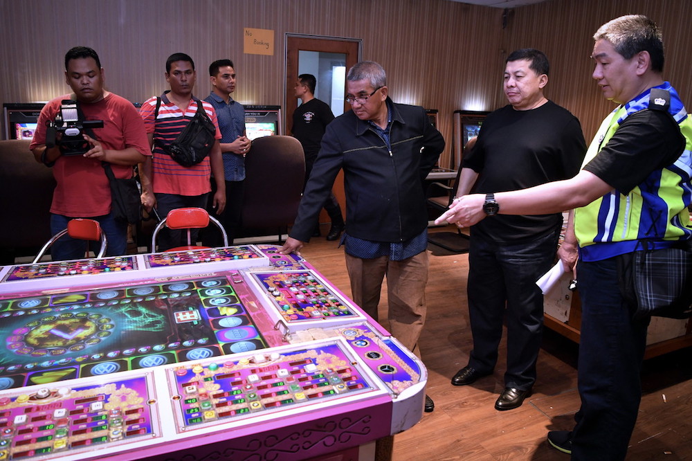 Inspector-General of Police Tan Sri Mohamad Fuzi Harun is briefed on the special operation at Jalan Bandar Rawang 3, Rawang, July 28, 2018. u00e2u20acu201d Bernama pic