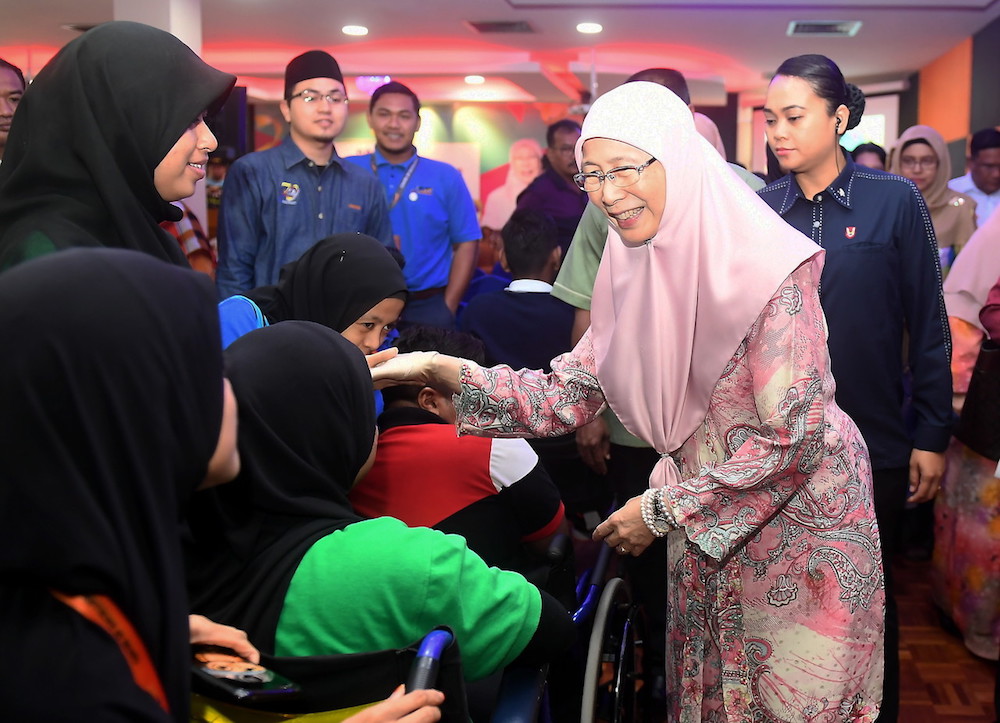 Dr Wan Azizah Wan Ismail visits the Bangi Industrial and Rehabilitation Training Centre (PLPP) July 28, 2018. u00e2u20acu201d Bernama pic