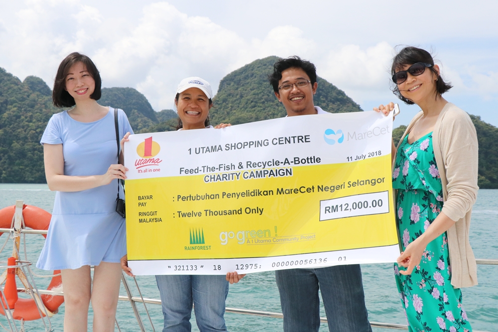Dr Louisa Ponnampalam (second from left) accepts  1Utama’s contribution to MareCet.  — Picture courtesy of 1Utama