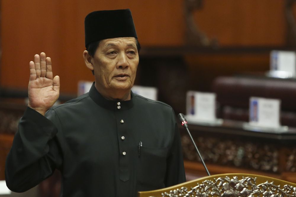 Datuk Ismail Ibrahim takes his oath before Dewan Negara Speaker Tan Sri SA Vigneswaran at Parliament in Kuala Lumpur, July 17, 2018. ― Picture by Yusof Mat Isa