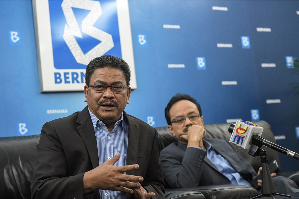 Bernama CEO Datuk Zulkefli Salleh (left) and Utusan Group chief editor Datuk Abdul Aziz Ishak (right) at a news conference at Wisma Bernama in Kuala Lumpur April 4 ,2017. u00e2u20acu201d Bernama pic