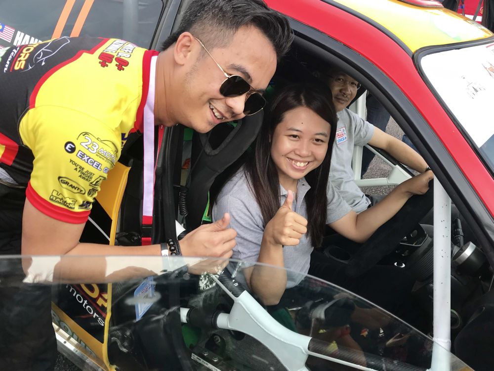 Johor Women Development and Tourism Committee chairman Liow Cai Tung (centre) gives the thumbs-up before the official launch of the International Rally of Johor 2018. u00e2u20acu201d Picture by Ben Tan