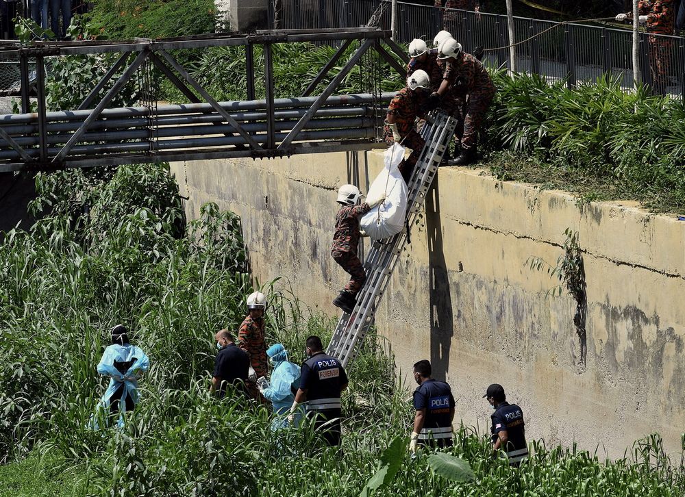Beberapa anggota bomba mengangkat mayat yang dikerat beberapa bahagian di tebing Sungai Gombak. u00e2u20acu2022 Foto Bernama