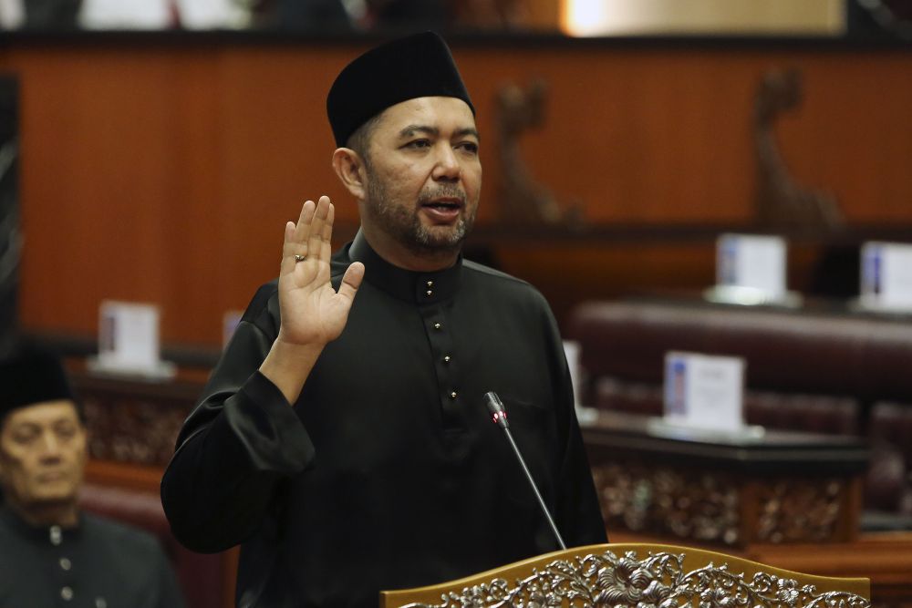Marzuki Yahya takes his oath before Dewan Negara Speaker Tan Sri SA Vigneswaran at Parliament in Kuala Lumpur, July 17, 2018. u00e2u20acu2022 Picture by Yusof Mat Isa