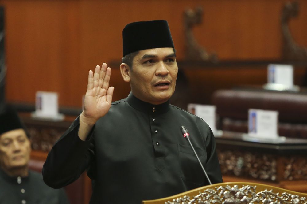 Dr Mohd Radzi Md Jidin takes his oath before Dewan Negara Speaker Tan Sri SA Vigneswaran at Parliament in Kuala Lumpur, July 17, 2018. ― Picture by Yusof Mat Isa