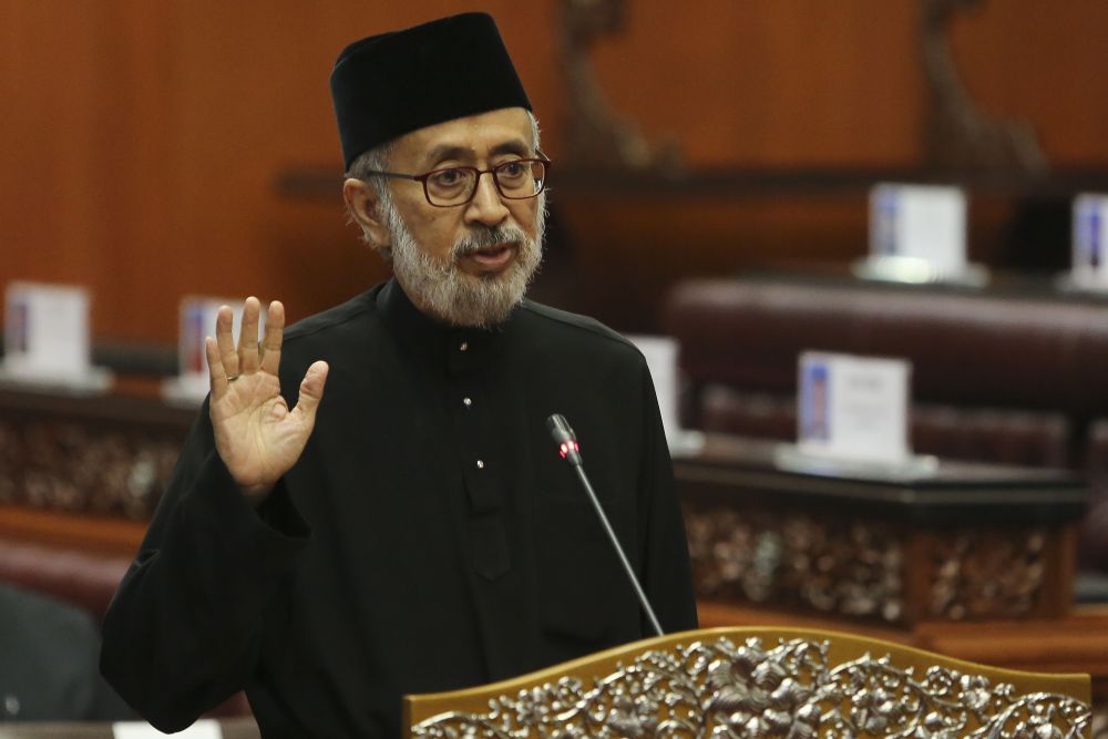 Datuk Raja Kamarul Bahrin Shah Raja Ahmad takes his oath before Dewan Negara Speaker Tan Sri SA Vigneswaran at Parliament in Kuala Lumpur July 17, 2018. u00e2u20acu2022 Picture by Yusof Mat Isa
