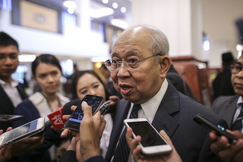 Tan Sri Tengku Razaleigh Hamzah speaks to reporters in the lobby of Parliament in Kuala Lumpur July 25, 2018. u00e2u20acu201d Picture by Azneal Ishak