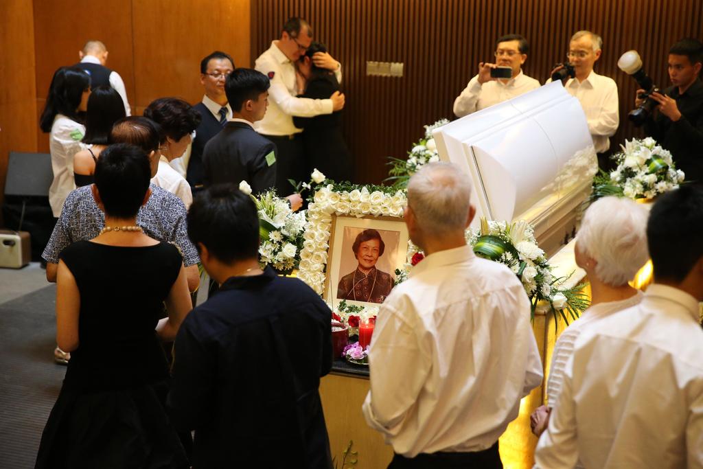 Family and friends pay their last respects to Wee Kim Wee during her funeral at Mandai Crematorium on July 11, 2018. u00e2u20acu201d Koh Mui Fong/TODAY pic