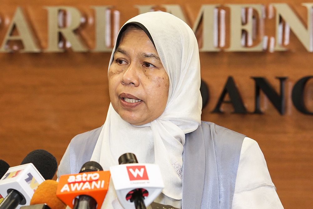 Minister of Housing and Local Government Zuraidah Kamaruddin speaks to reporters at Parliament July 24, 2018. u00e2u20acu201d Picture by Miera Zulyana