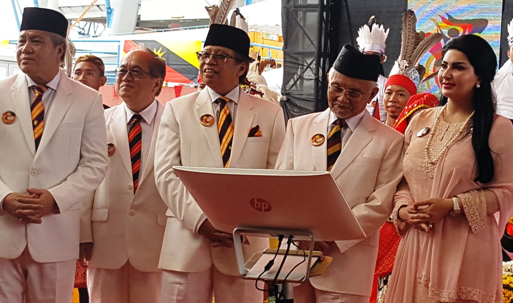 Sarawak Governor Tun Abdul Taib Mahmud (second right) pressing the keyboard of a computer to officially launch the Sarawak Day celebration at the Celebration Square in Petra Jaya July 22, 2018. u00e2u20acu201d Picture by Sulok Tawien