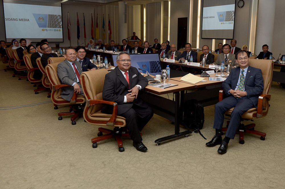 Baru Bian (right) chairs a meeting with staff at the Works Ministry in Kuala Lumpur July 3, 2018. u00e2u20acu2022 Picture by Mukhriz Hazim