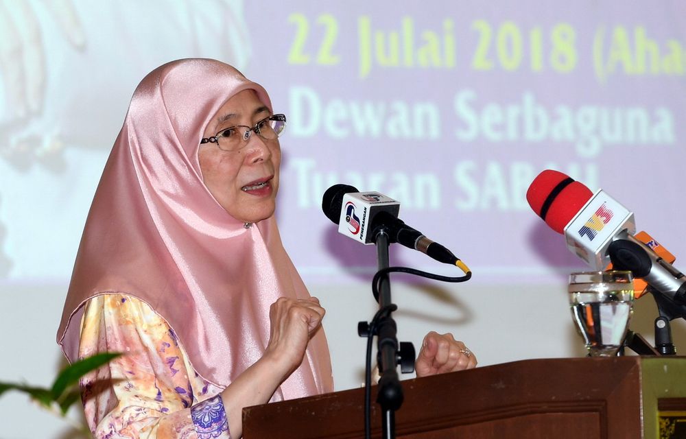 Deputy Prime Minister Datuk Seri Dr Wan Azizah Wan Ismail speaking during the Seminar on Pornography (SToP) at the Kent Campus IPG Multipurpose Hall in Tauran, Sabah, July 22, 2018. u00e2u20acu201d Bernama pic