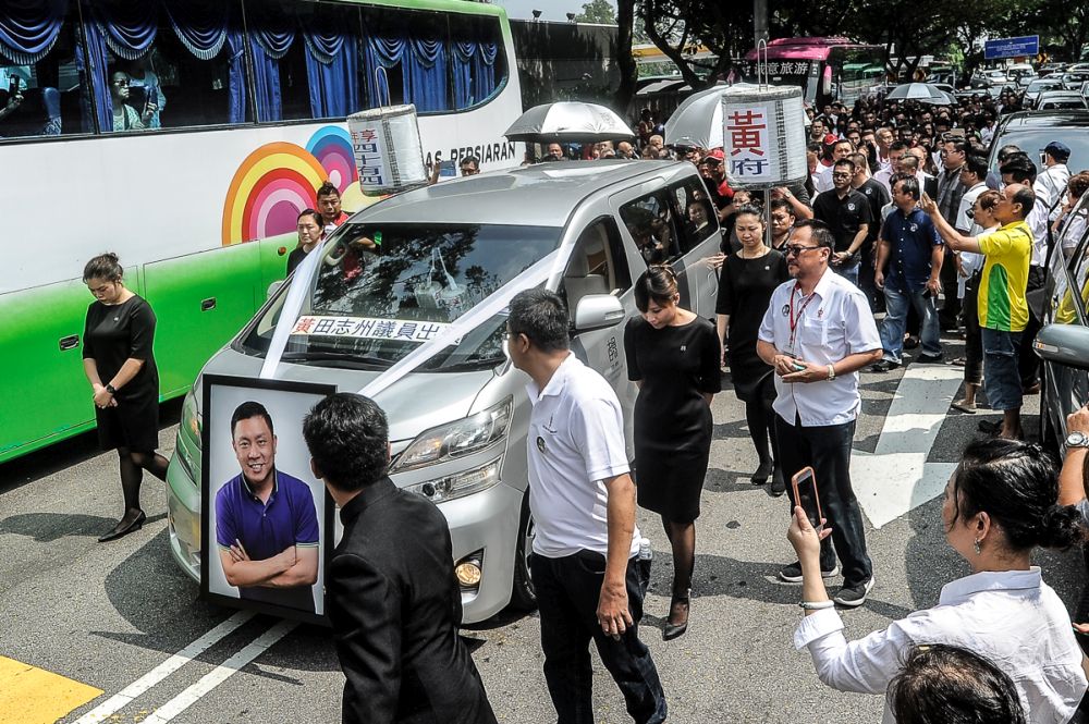 Ng’s funeral cortege departed the funeral parlour and went through Balakong before its last destination at the Xiao En Memorial Park in Nilai. — Picture by Shafwan Zaidon