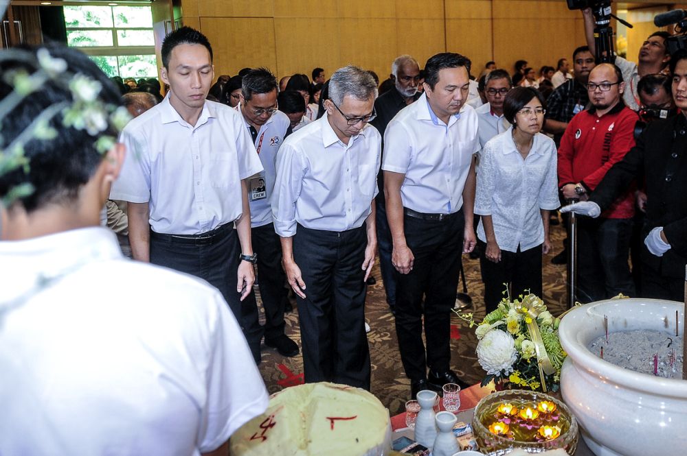 DAP members pay their final respects to Eddie Ng at the Xiao En Centre in Cheras July 24, 2018. — Picture by Shafwan Zaidon