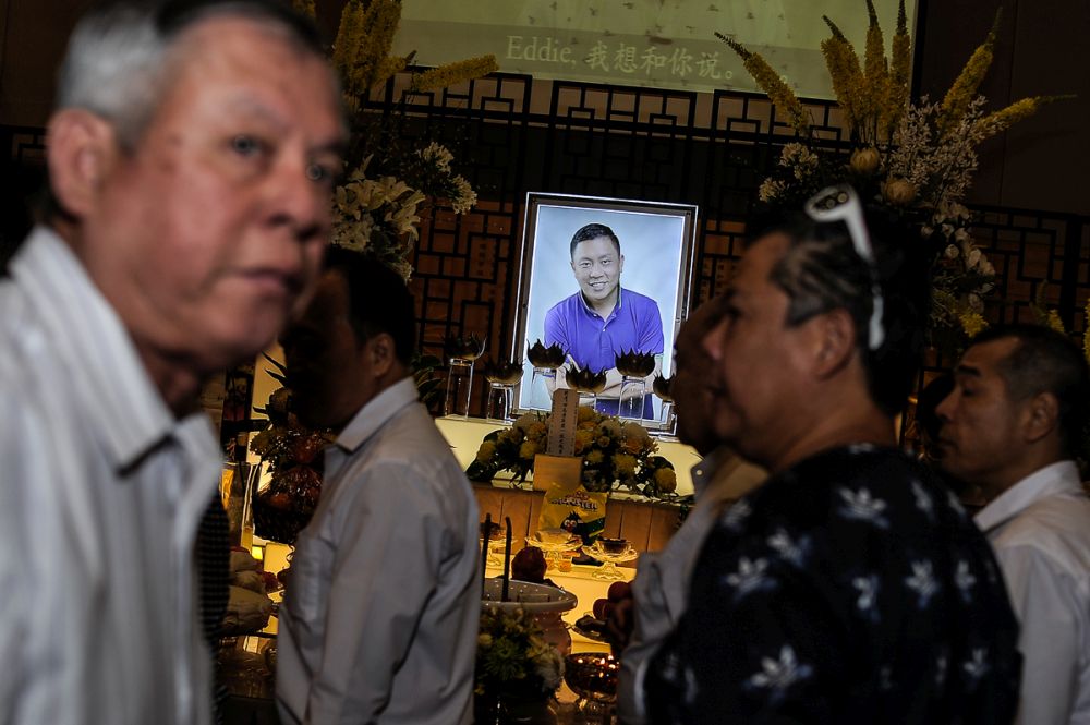 Family and friends of the late Eddie Ng pay their respects during his wake at the Xiao En Centre in Cheras July 24, 2018. u00e2u20acu201d Picture by Shafwan Zaidon