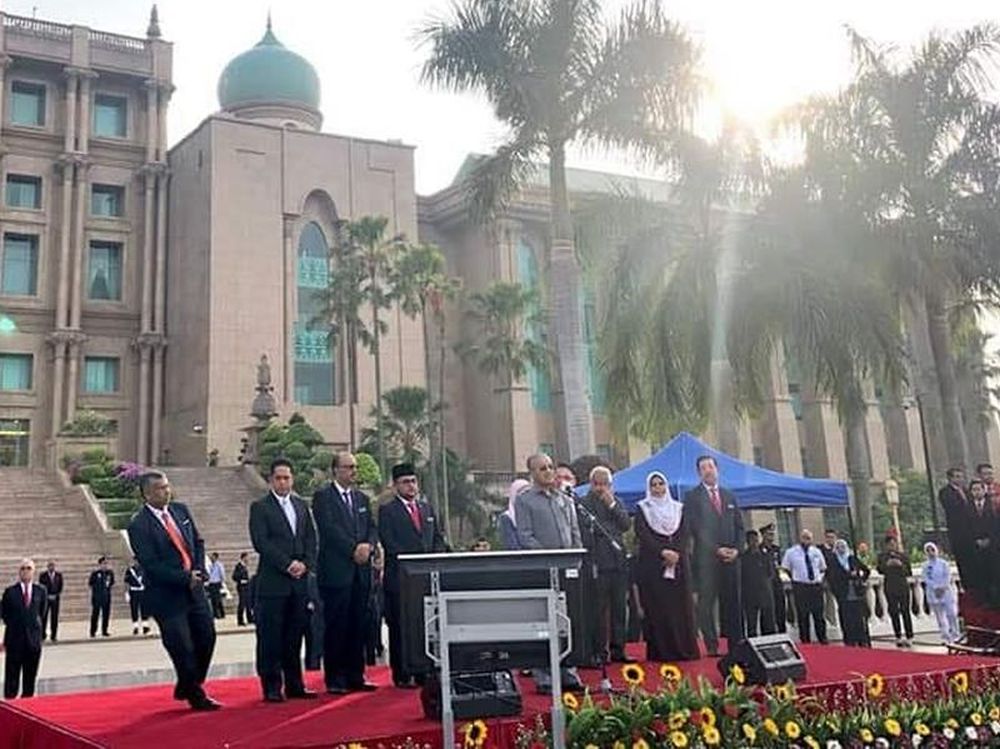 Mohamed Hanipa Maidin (paling kiri) rebah pada perjumpaan bulanan perdana menteri bersama warga JPM di Perdana Putra, 9 Julai 2018.  u00e2u20acu201d Foto ihsan Facebook/Fasyarini Azahari