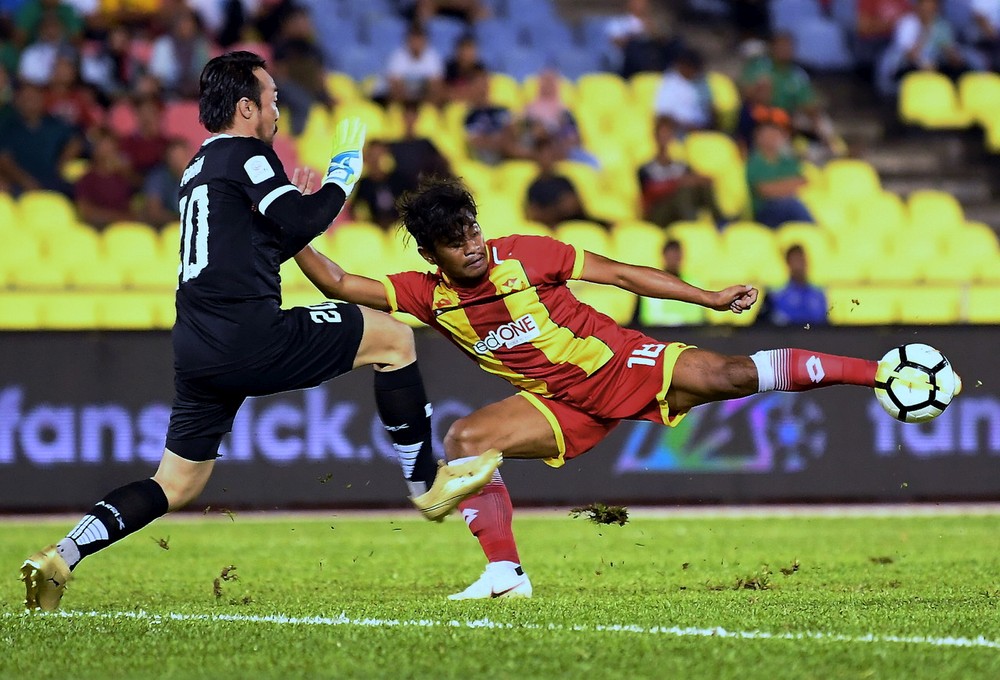 Selangor forward Ilham Udin (right) tries to beat Melaka goalkeeper Khairul Fahmi in the Super League match at Hang Jebat Stadium in Melaka Stadium July 21, 2018. u00e2u20acu201d Bernama pic