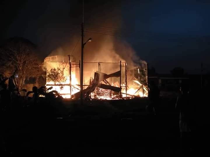 Seorang guru rentung manakala dua lagi melecur apabila dua kuarters kediaman Sekolah Kebangsaan Batu Bungan, Mulu terbakar kira-kira 5 pagi 25 Julai 2018.  u00e2u20acu201d Foto ihsan Facebook/DTTB