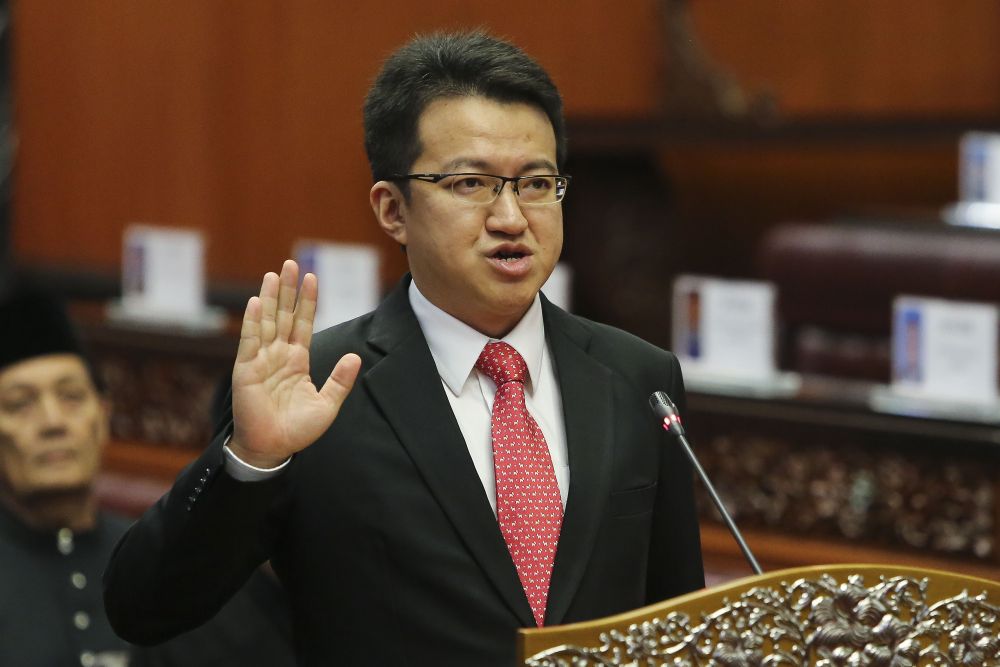 Liew Chin Tong takes his oath before Dewan Negara Speaker Tan Sri SA Vigneswaran at Parliament in Kuala Lumpur, July 17, 2018. ― Picture by Yusof Mat Isa