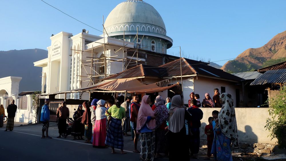 People gather on the streets following an earthquake in Lombok. u00e2u20acu201d Reuters pic