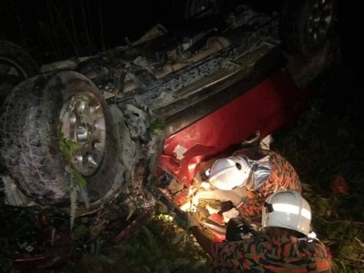 Anggota bomba memeriksa kenderaan SUV yang jatuh gaung selepas melanggar Perodua Myvi dekat R&R Temerloh, 17 Julai 2018. u00e2u20acu201d Foto ihsan Facebook/Skuad Bencana Pahang 