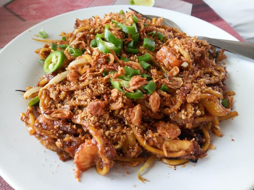 Pak Chop also sells ‘mee goreng’ at his stall. — Picture by R. Rohaizam