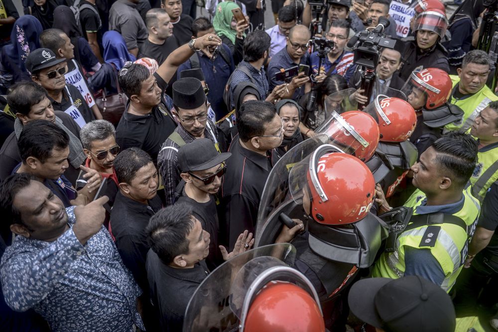 Police prevented Pemantau Malaysia Baru protesters from entering the Parliament building, July 17, 2018. u00e2u20acu2022 Picture by Hari Anggara