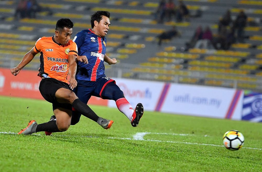 PKNP FCu00e2u20acu2122s Fandi Ahmad (left) in action against Selangor in a Super League football match at the Perak Stadium last night, July 26, 2018. u00e2u20acu2022 Bernama pic