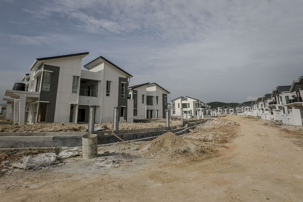 One of the PKNS housing developments in Bernam Jaya which showcases two and two-and-a-half storey link houses. 