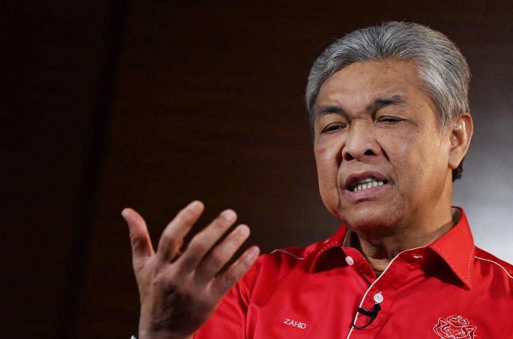 BAGAN DATUK, 29 Jun -- Pemangku Presiden UMNO Datuk Seri Dr Ahmad Zahid Hamidi ketika berlintas langsung dari Kompleks UMNO Bagan Datuk dalam Debat Presiden UMNO 2018 yang bersiaran di Astro Awani 501 malam ini.n-- fotoBERNAMA 
