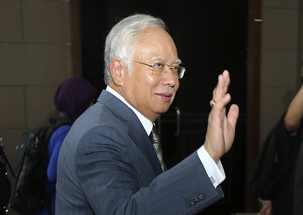 Former prime minister Datuk Seri Najib Razak waves as he arrives at the Kuala Lumpur Court Complex, August 8, 2018. u00e2u20acu201d Picture by Azneal Ishak
