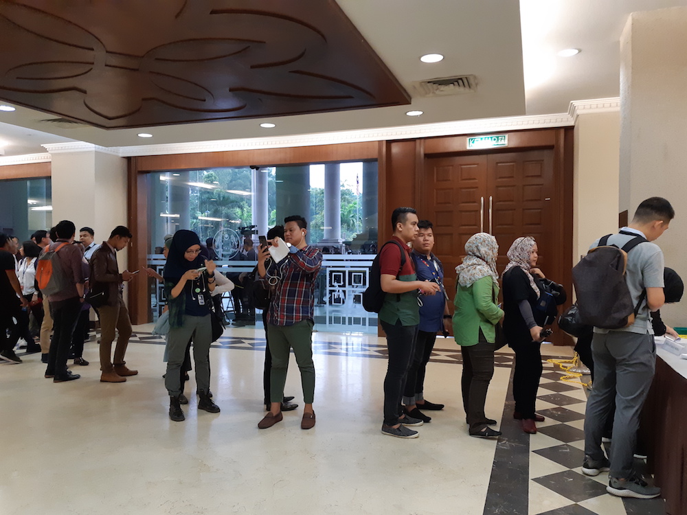 Media personnel queue up in the court lobby for the limited passes to cover Datuk Seri Najib Razaku00e2u20acu2122s cases, August 8, 2018. u00e2u20acu201d Picture by Ida Lim