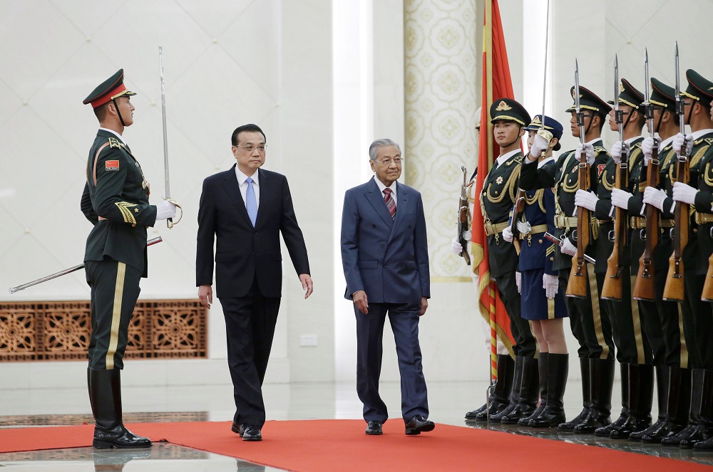 Prime Minister Tun Dr Mahathir Mohamad and Chinau00e2u20acu2122s Premier Li Keqiang attend a welcome ceremony at the Great Hall of the People in Beijing August 20, 2018. u00e2u20acu201d Reuters pic